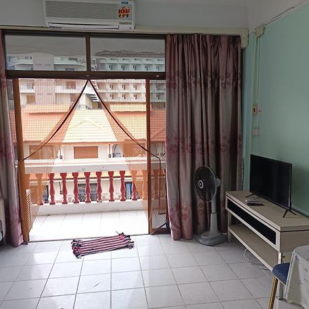 Sv. House Hotel Pantai Jomtien Bagian luar foto