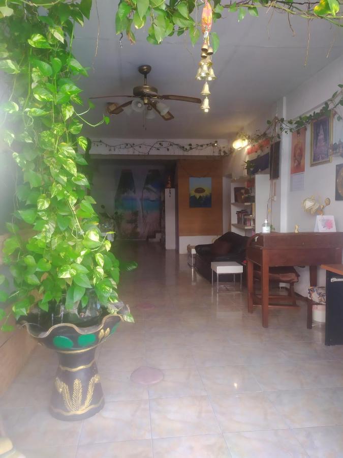 Sv. House Hotel Pantai Jomtien Bagian luar foto